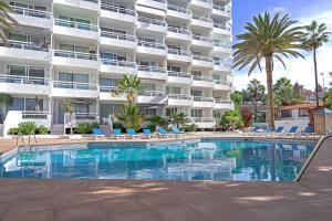 a large swimming pool in front of a hotel at Royal Apartment Las Américas near the beach in Playa Fañabe