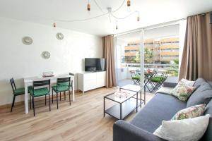 un soggiorno con divano e tavolo di Royal Apartment Las Américas a Playa Fañabe