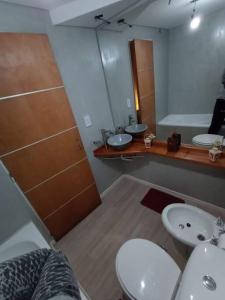 y baño con 2 lavabos, aseo y espejo. en Hermoso, moderno con patio y terraza 7 personas en Buenos Aires