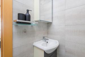 Koupelna v ubytování Mediterraneo Beach Apartment in Malaga by Solaga Holiday Homes + 22 fotografií