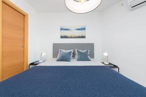 Postel nebo postele na pokoji v ubytování Mediterraneo Beach Apartment in Malaga by Solaga Holiday Homes
