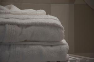 ein Stapel weißer Handtücher, übereinander gestapelt in der Unterkunft Hotel Ondina e Milazzo in Cervia