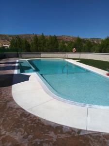 una gran piscina con en Casa en la Plaza, Hinojares Vivienda Rural, en Hinojares
