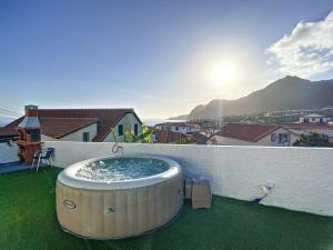 una vasca idromassaggio seduta sul lato del balcone di Casa da Avo by Atlantic Holiday a Caniçal