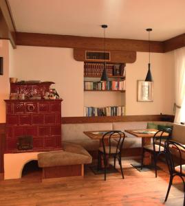 un soggiorno con tavolo, sedie e libreria di Hotel Wanda a Pinzolo