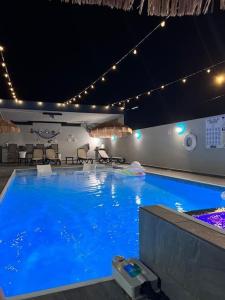 uma grande piscina com água azul à noite em Aquaville Dorado Moderna Villa 5 em Dorado