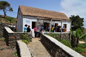 um grupo de pessoas do lado de fora de um edifício em Pousada Dragoeiro Monte Joana Santo Antão em Ribeira Grande