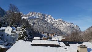 Vista generica sulle montagne o vista sulle montagne dall'interno dell'appartamento