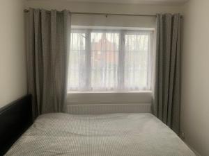 Un pat sau paturi într-o cameră la Charming Home in Sevenoaks