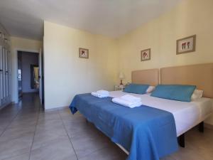 Posteľ alebo postele v izbe v ubytovaní Dona Lola Martha - Spacious 3 bedroom apartment with partial sea views