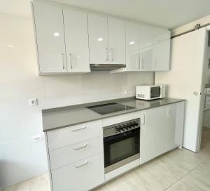 Kuchyňa alebo kuchynka v ubytovaní Dona Lola Martha - Spacious 3 bedroom apartment with partial sea views