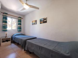 Posteľ alebo postele v izbe v ubytovaní Dona Lola Martha - Spacious 3 bedroom apartment with partial sea views