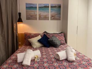 1 dormitorio con 1 cama con toallas en Recanto Novo Premium Flat, en Cabo Frío