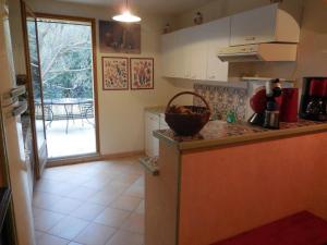 ル・トロネにあるVilla natalinaのキッチン(カウンター、眺めの良いテーブル付)