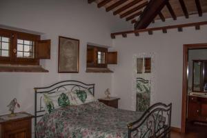 1 dormitorio con 1 cama en una habitación en La Casa di Betta, en Monte Campano