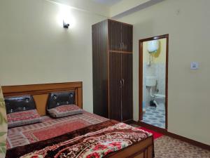 Кровать или кровати в номере Sejal Homestay