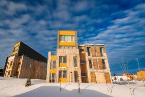 un edificio en la nieve delante en Horský apartmán Temari 9 Klínovec, en Loucná pod Klínovcem