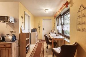 a small kitchen and dining room with a table at Ferienwohnung Gartenliebe in Waren