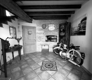 una habitación con una motocicleta estacionada frente a una chimenea en L'ETAP'CORTELINE, en Saint-Rémy