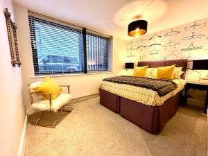 Voodi või voodid majutusasutuse Super Modern New 2 Bedroom Apartment - Next to the Beach - Great Location - Fast WiFi - Smart TV - sleeps up to 4! Close to Purbeck, Corfe Castle, Sandbanks, Poole & Bournemouth toas