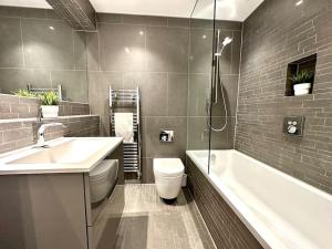 Vannituba majutusasutuses Super Modern New 2 Bedroom Apartment - Next to the Beach - Great Location - Fast WiFi - Smart TV - sleeps up to 4! Close to Purbeck, Corfe Castle, Sandbanks, Poole & Bournemouth