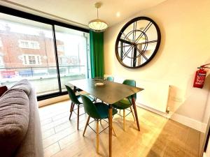 Istumisnurk majutusasutuses Super Modern New 2 Bedroom Apartment - Next to the Beach - Great Location - Fast WiFi - Smart TV - sleeps up to 4! Close to Purbeck, Corfe Castle, Sandbanks, Poole & Bournemouth