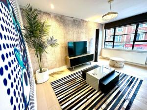 Televiisor ja/või meelelahutuskeskus majutusasutuses Super Modern New 2 Bedroom Apartment - Next to the Beach - Great Location - Fast WiFi - Smart TV - sleeps up to 4! Close to Purbeck, Corfe Castle, Sandbanks, Poole & Bournemouth