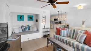uma sala de estar com um sofá e uma mesa em Rollin Tide C7 - Think Happy Thoughts em Santa Rosa Beach