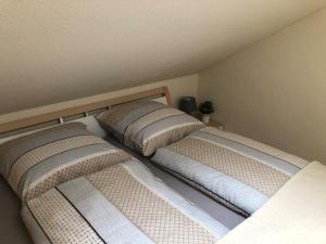 2 Betten nebeneinander in einem Zimmer in der Unterkunft Fewo Seeresidenz auf Scheid in Waldeck