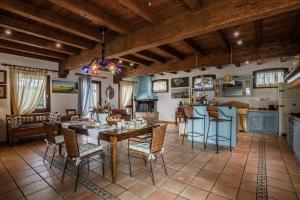Η κουζίνα ή μικρή κουζίνα στο Villa Tania