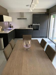 ChaffoursFully furnished house, wifi, garage的配有木桌椅的厨房和餐厅