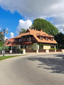 カジミエシュ・ドルニにあるAPARTAMENTY TUŹNIKOWIEの道路脇の家