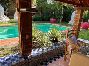 una piscina en el patio trasero de una casa en ETNICO LOCAL HOUSE, en Chiconcuac