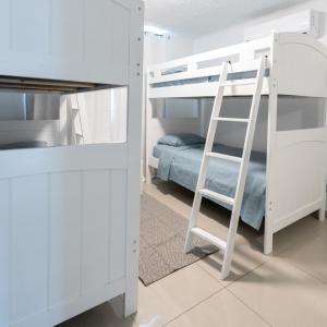ein Etagenbett und eine Leiter in einem Zimmer in der Unterkunft Aquaville Dorado Moderna Villa 5 in Dorado