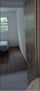 Habitación con puerta y habitación con cama en N5-2 HABITACION PRIVADA CENTRICA, en Montevideo