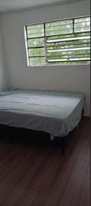 1 cama en una habitación con ventana en N5-2 HABITACION PRIVADA CENTRICA, en Montevideo
