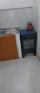 una pequeña cocina con fogones y fregadero en N5-2 HABITACION PRIVADA CENTRICA, en Montevideo