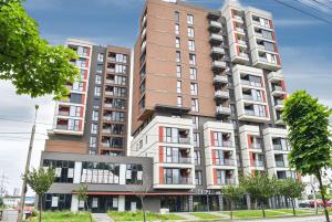 un edificio de apartamentos alto en una calle de la ciudad en The Penthouse Rebreanu Towers, en Timisoara