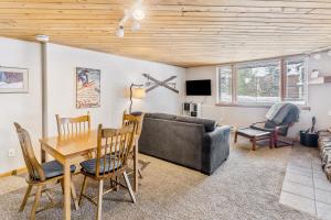 スティームボート・スプリングズにあるA Scent of Pineのソファとテーブルと椅子のあるリビングルーム +3枚の写真