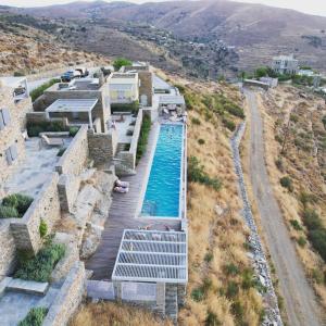 una vista aérea de una piscina con montañas en el fondo en Tetrapolis Keos en Milopótamos