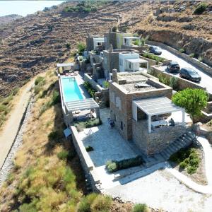 una vista aérea de una casa con piscina en Tetrapolis Keos en Milopótamos