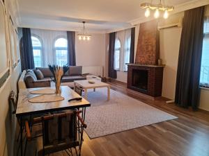 - un salon avec un canapé et une cheminée dans l'établissement luxury apartment with fireplace, à Istanbul