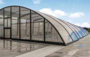 杰泽扎尼Gorgeous Apartment In Jezierzany的一座带弧形屋顶和窗户的建筑 更多6张照片