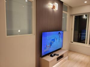 a flat screen tv sitting on a stand in a room at 谷關明高溫泉 Mingao Hot Spring Resort in Heping