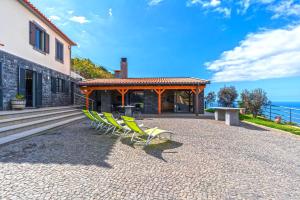 een groep stoelen op een terras bij Gran Horizonte House by Holiday Rental Madeira in Ribeira Brava