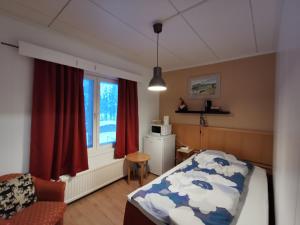 a hotel room with a bed and a window at Vuotson Maja B&B in Vuotso