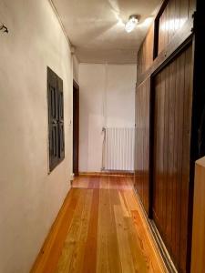 een lege kamer met een houten vloer en een deur bij Casa di montagna nel borgo di Rocca di Mezzo in Rocca di Mezzo