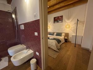 A bathroom at Agriturismo Vecio Portico Még 37 kép