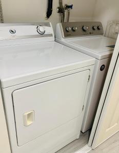 uma máquina de lavar e secar roupa branca numa cozinha em 3 Bedroom Art Home - 8 Minutes to Downtown Vancouver em Vancouver
