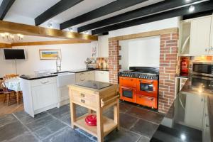 Kuchyň nebo kuchyňský kout v ubytování Morwenna, Port Isaac Bay Holidays + 6 fotografií